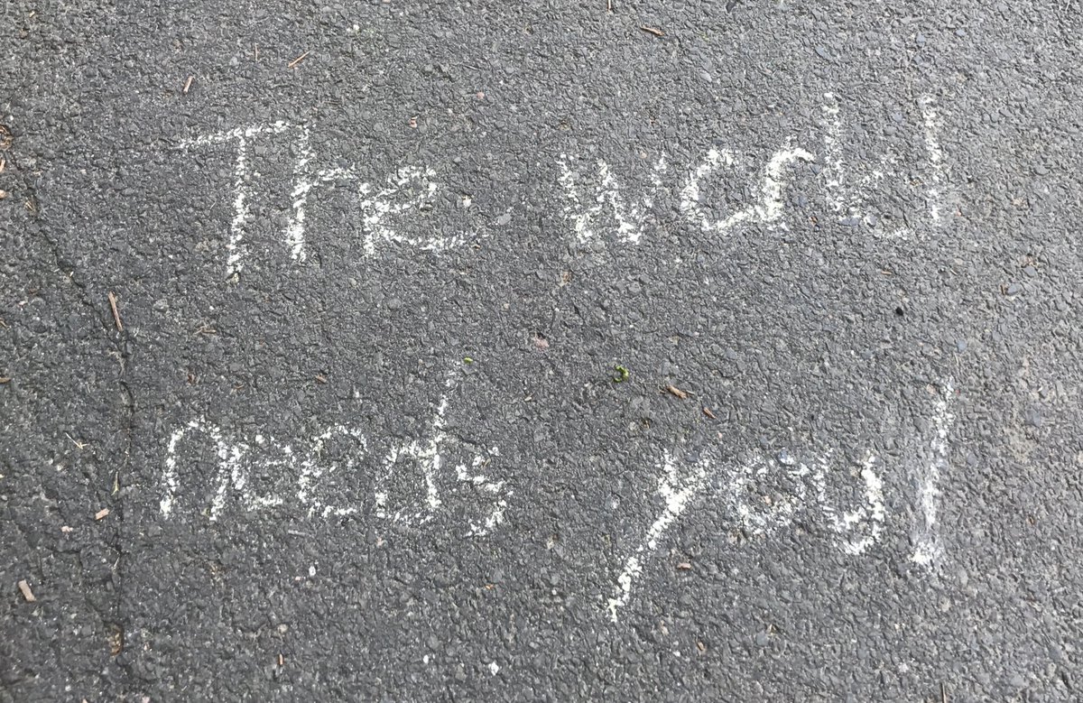 mtholyoke's tweet photo. #MHC2015 left encouraging and loving chalk notes for #MHC2017 to find this morning #mhcreunion #mountholyoke https://t.co/i1oec8RDk3