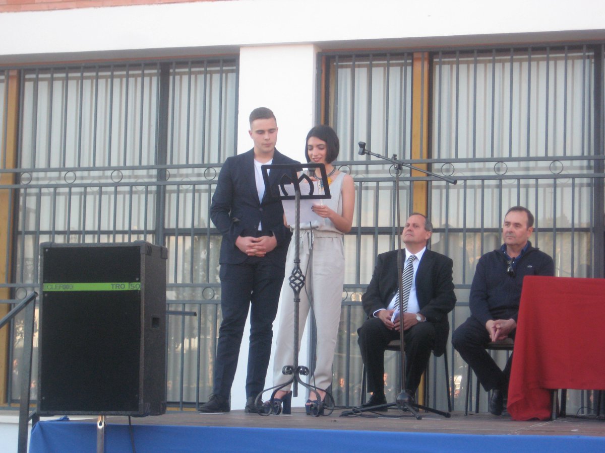 bachsantamaria's tweet photo. 19 may.Despedida 2 
Acto académico.
Martín Díez y Andrea Cano nos dicen unas bonitas palabras en nombre de todos los alumnos. 👌👏👏👏Gracias. https://t.co/x3OCZCYOkk