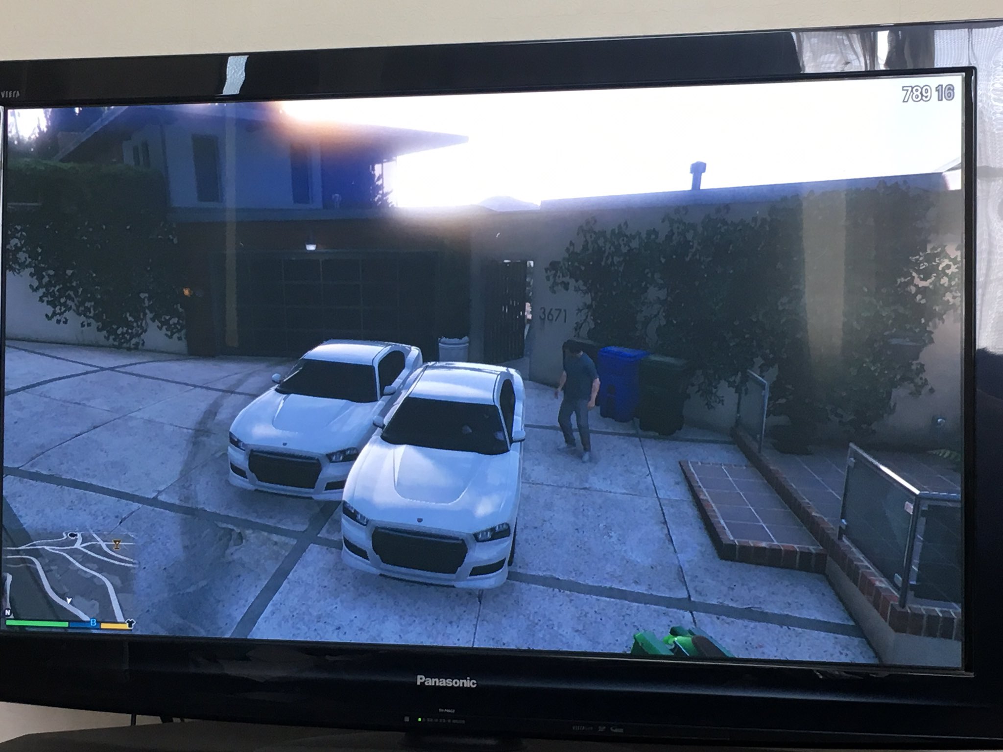 ａ Hiro そういえば今日gta5で マイケルにフランクリンの車使わせてフランクリン宅で待たせる マイケルからフランクリン にシフトチェンジ 家に帰ってる状態でフランクリンを家から出す フランクリンの車増えた Gta5 グランドセフトオート５ バグ