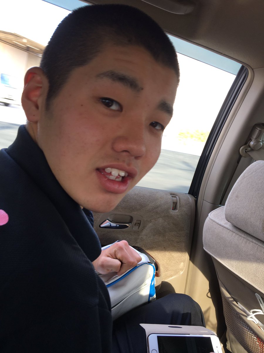 k_tai4's tweet photo. 観察３ヶ月29日目、車の中なので逃げ道がない。興味を向けられないのを祈ったが、だめだった。こちらを見た平永明大は好奇心溢れる目でこちらへ握りこぶしを固めたのだった。 https://t.co/qn6ZuzyYFb