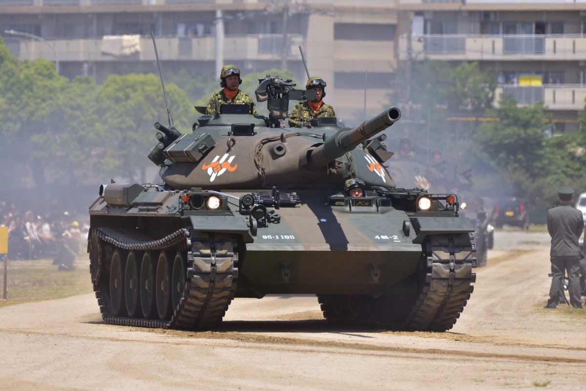 ぐりぺん 今日は福岡駐屯地の記念行事に行って来ました 玖珠駐屯地の第4戦車大隊からは 10式戦車と96式装輪装甲車 74式 戦車が参加 74式5両の並びがカッコ良かった 福岡駐屯地 10式戦車 74式戦車
