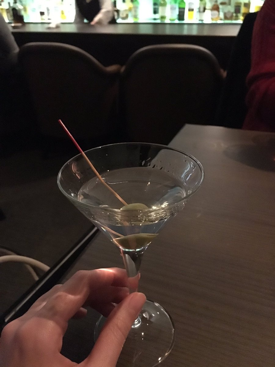大塚莉奈 中に入っているオリーブが食べたくて頼みました 笑 よく海外ドラマとかで 中のオリーブをすごく美味しそうに食べていますよね マティーニ 苦かった オリーブ 美味しかった オリーブだけ頼めば良いんじゃない と友達に言われました 笑