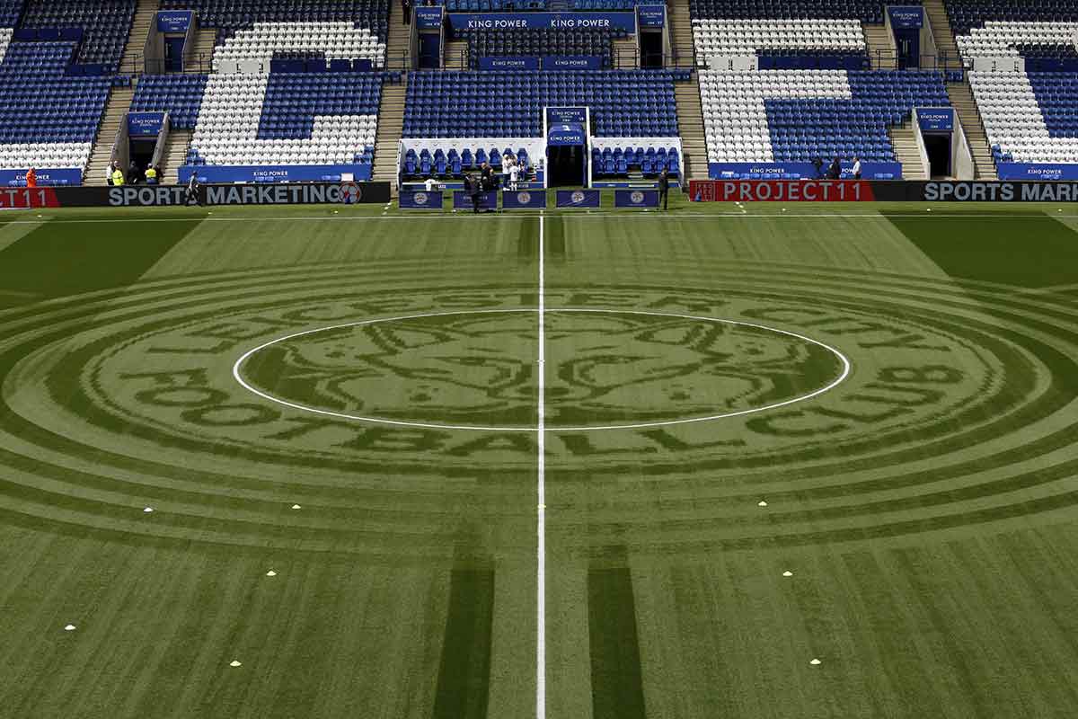 premier4us's tweet photo. La obra de arte del jardinero del Leicester City https://t.co/7gbaP5HkiJ https://t.co/RzW5h5u8p8