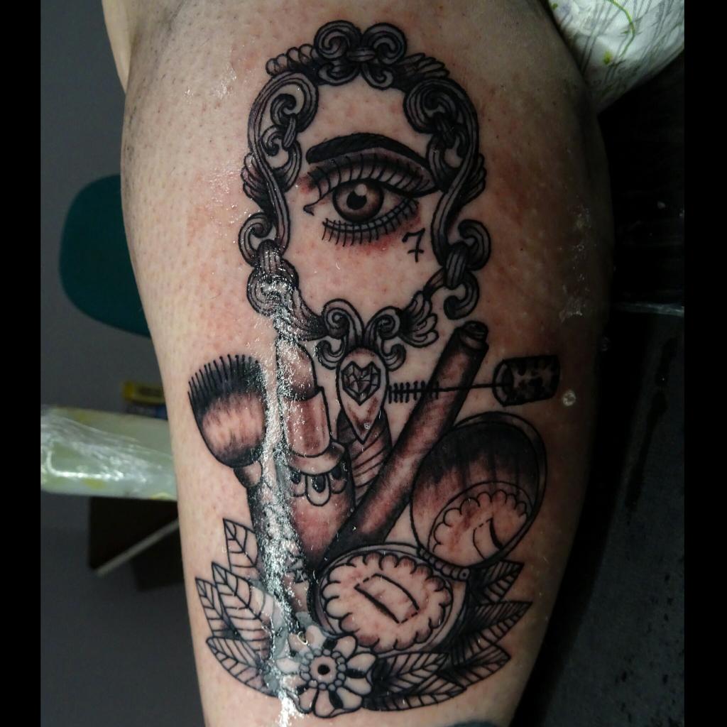 Marikeit_gs's tweet photo. Hola sigo viva y haciendo tatuajes aunq no suba nada de mi trabajo 😉 #tatuajes #tattoos #makeup #akuaku #lines https://t.co/oZOpyear8M