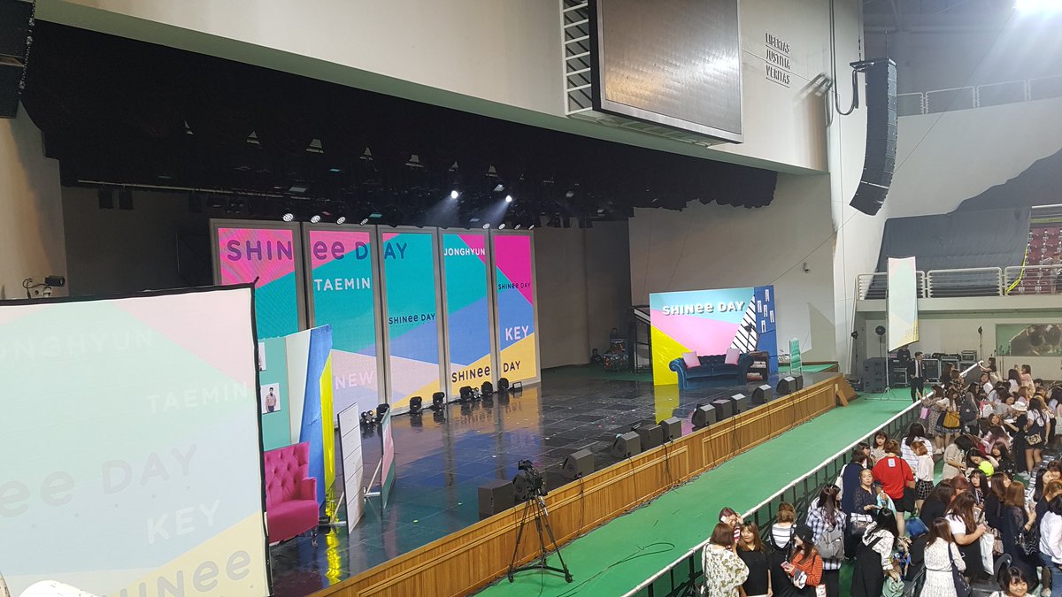 justrolyn's tweet photo. After quening for 30 hours this was our section #worthit #sectionH #Shinee #9thAnniversaryParty #9파티 #샤이니 https://t.co/8OJ8TLVHZo