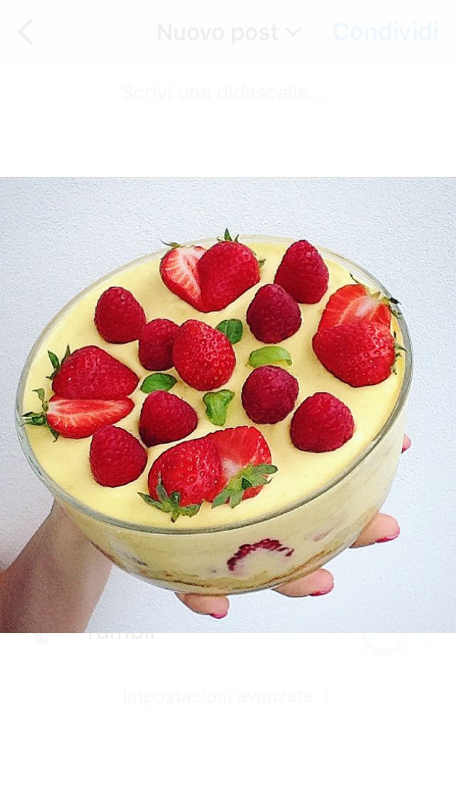 #pandispagna, crema #chantilly aromatizzata al #limone e #basilico, #fragole e #lamponi 🌱🍋🍓😋🥄
#domenica
#dolce
#sweet 
#food