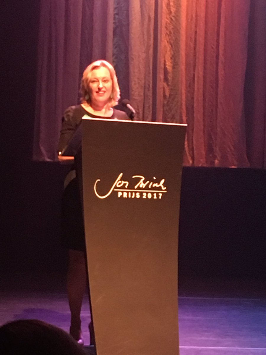 MaggieWissink's tweet image. Wat was het een eer de afgelopen vier jaar jullie rose minister te mogen zijn #josbrinkprijs @Jet_Bussemaker @MinOCW
