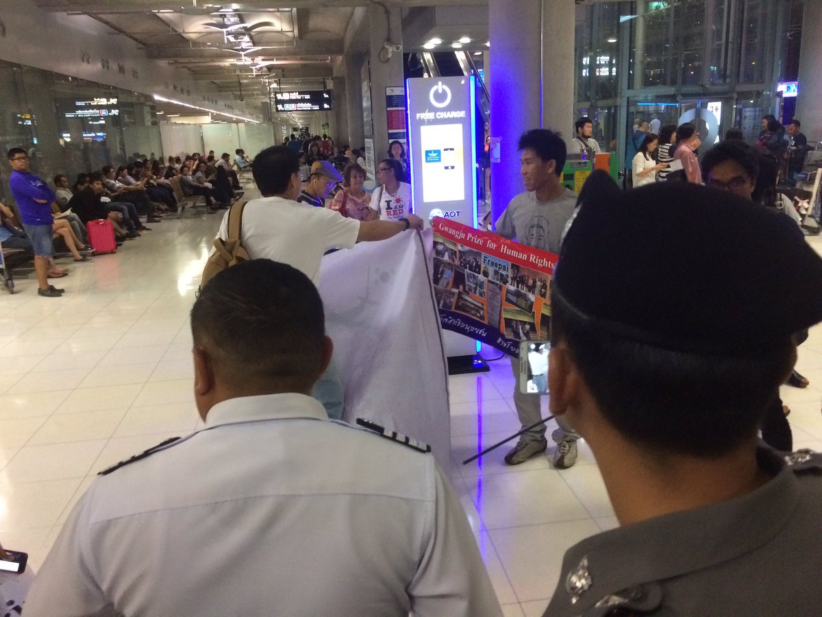 anuthee's tweet image. มวลชนมาร่วมรอรับพ่อ 'ไผ่ ดาวดิน' กลับจากรับรางวัลกวางจูเพื่อสิทธิมนุษยชนที่เกาหลีใต้ แทนไผ่ที่ติดคุกอยู่ ด้าน จนท.ขอตรวจป้ายอย่างละเอียด