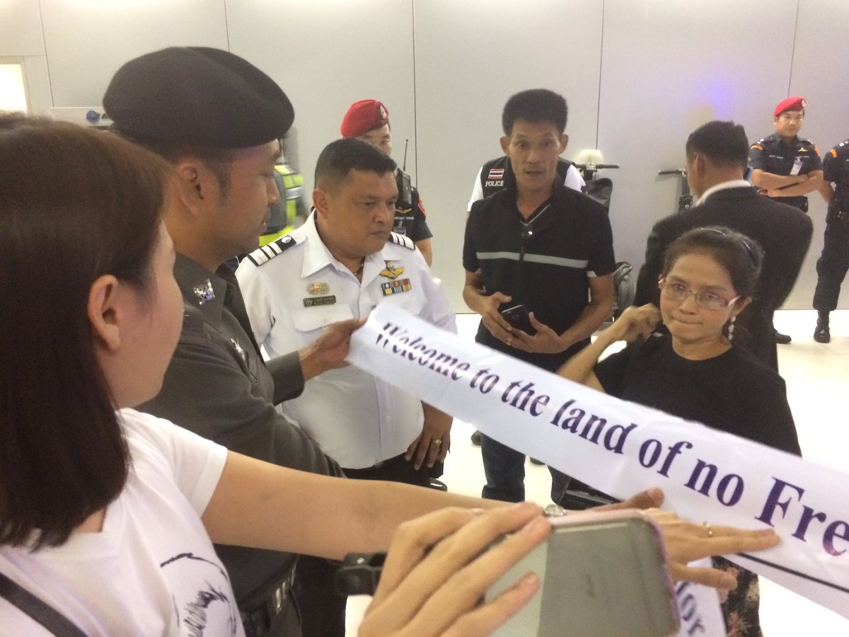 anuthee's tweet image. มวลชนมาร่วมรอรับพ่อ 'ไผ่ ดาวดิน' กลับจากรับรางวัลกวางจูเพื่อสิทธิมนุษยชนที่เกาหลีใต้ แทนไผ่ที่ติดคุกอยู่ ด้าน จนท.ขอตรวจป้ายอย่างละเอียด