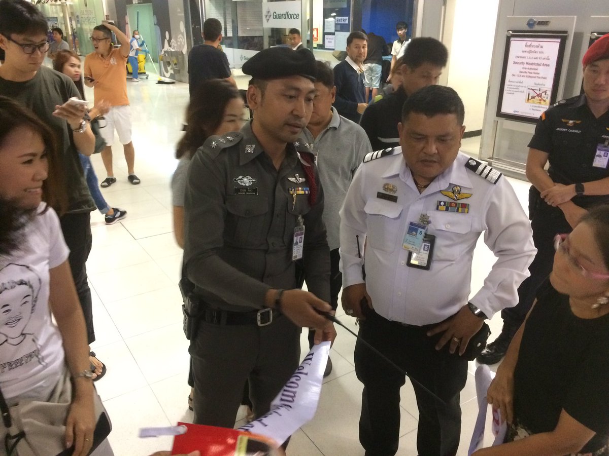 anuthee's tweet image. มวลชนมาร่วมรอรับพ่อ 'ไผ่ ดาวดิน' กลับจากรับรางวัลกวางจูเพื่อสิทธิมนุษยชนที่เกาหลีใต้ แทนไผ่ที่ติดคุกอยู่ ด้าน จนท.ขอตรวจป้ายอย่างละเอียด