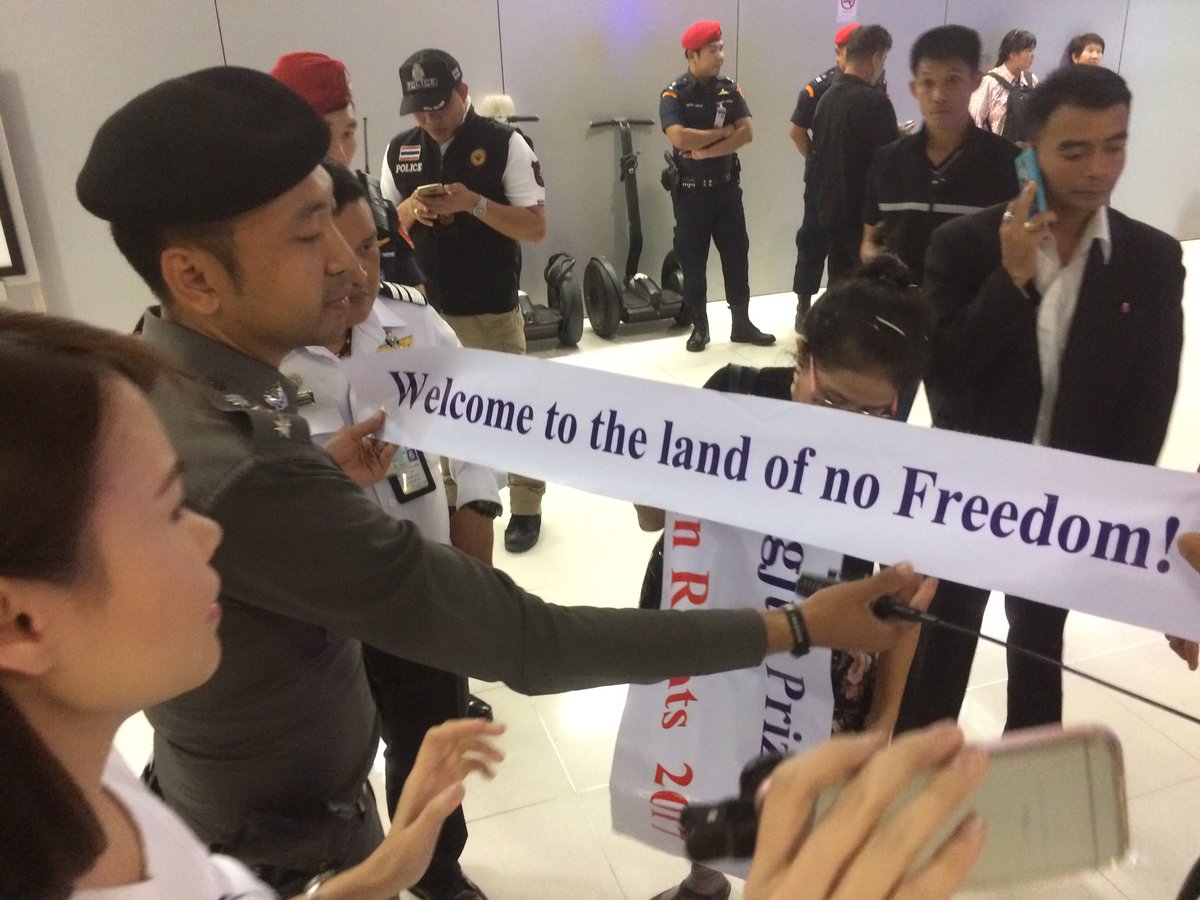 anuthee's tweet image. มวลชนมาร่วมรอรับพ่อ 'ไผ่ ดาวดิน' กลับจากรับรางวัลกวางจูเพื่อสิทธิมนุษยชนที่เกาหลีใต้ แทนไผ่ที่ติดคุกอยู่ ด้าน จนท.ขอตรวจป้ายอย่างละเอียด