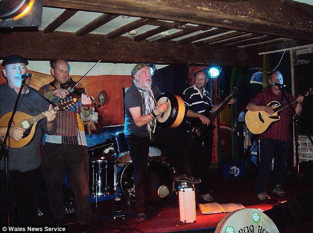 Loggfest's tweet photo. Only 2 weeks till the toe tapping diddly diddly Wee Bag Band come to loggfest #fiddle#ceilidh#dancing#music https://t.co/29kB4yIySl