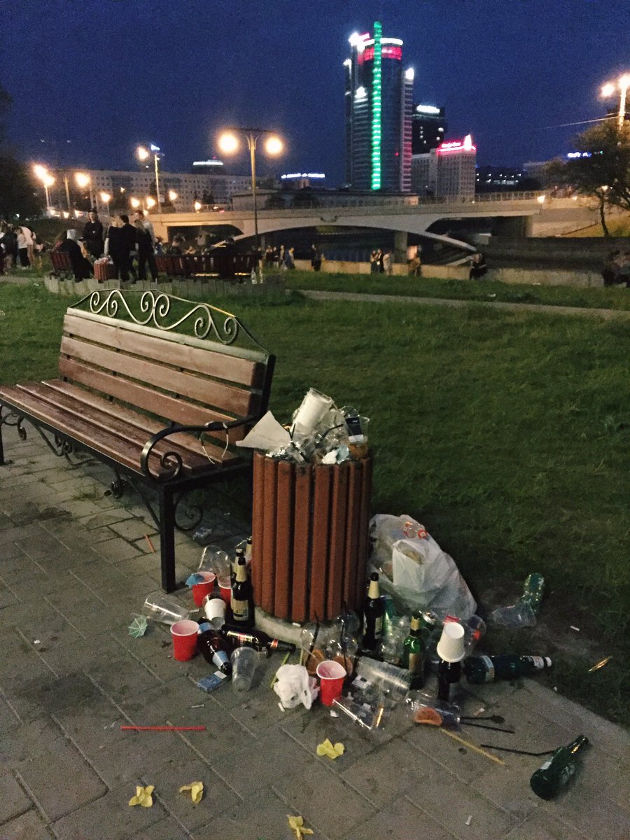 mc_maxim's tweet photo. Зыбицкая в 5 утра. Ужас просто.

@minskgovby, срочно поставьте больше урн! Не нужно дорогих-красивых, хоть каких, но СРОЧНО.

RT, Минск! https://t.co/vwX37XzXoc
