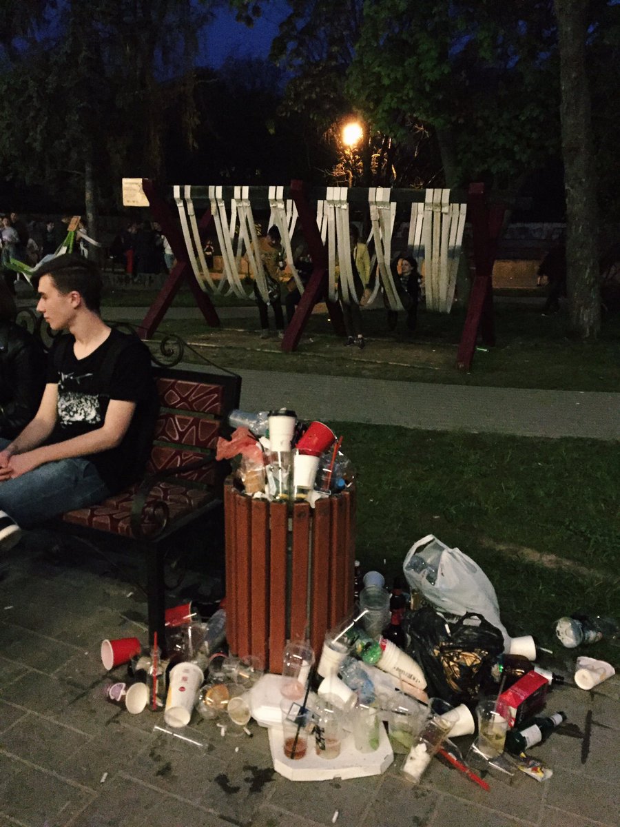 mc_maxim's tweet photo. Зыбицкая в 5 утра. Ужас просто.

@minskgovby, срочно поставьте больше урн! Не нужно дорогих-красивых, хоть каких, но СРОЧНО.

RT, Минск! https://t.co/vwX37XzXoc
