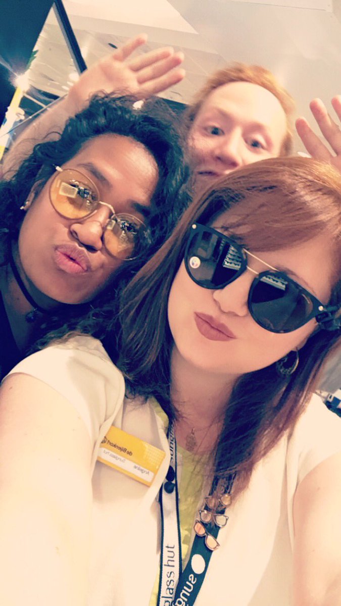 Sunglass_Angel's tweet photo. Greetings from team Utrecht! #sunday #funday #sunglasshut #utrecht #debijenkorf @sunglasshut https://t.co/KF7BstEMUn