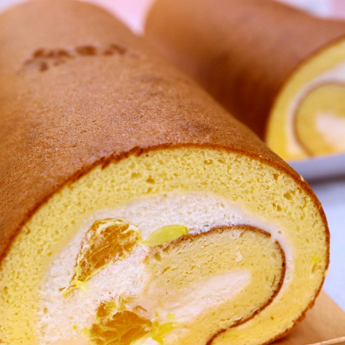鎌倉ニュージャーマン 季節限定ケーキのご紹介 かまくらロール 甘夏 お店の定番ロールケーキ かまくらロール の甘夏バージョンです たっぷりの生クリームと甘夏を しっとりふんわりのスポンジで包みました 甘さ控えめです 1本10円 税抜き