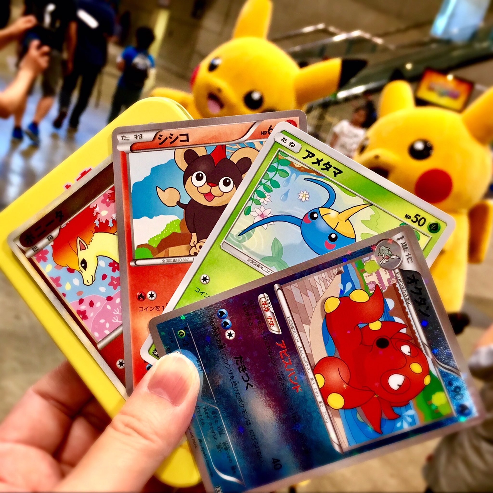 うめもと図案室 Ar Twitter イラストを描かせていただいているポケモンカード 幕張メッセにイベントを見に行ってきました 女の子だけのカードバトルがかっこよかった ルールはあんまりわかってないんですけど 満喫しました ピカチュウの記念キラカードもらえて