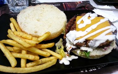 angusmadrid's tweet photo. Angus es el restaurante ideal para los amantes de las auténticas #hamburguesas #gourmet. Exquisita ternera 100% #BlackAngus. https://t.co/RdfVvuO32k