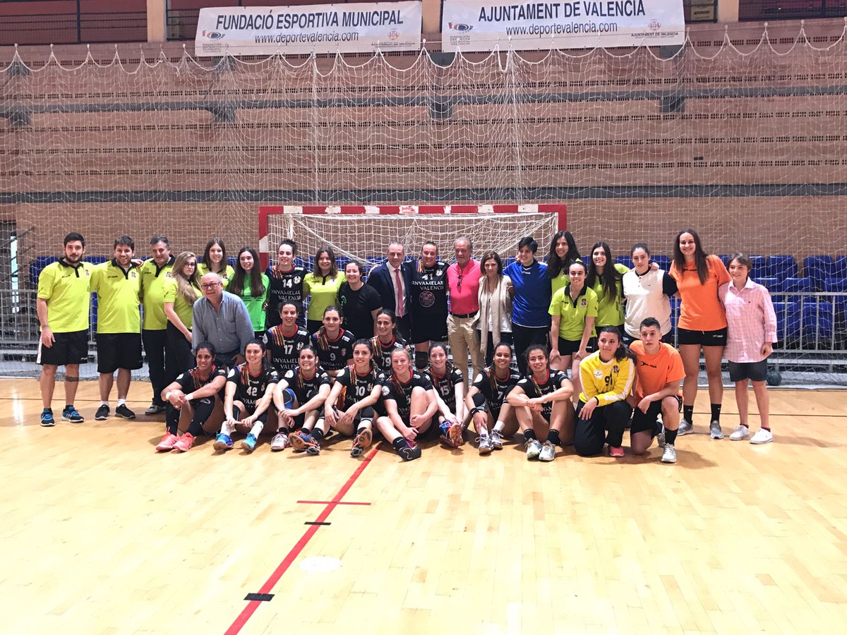 Anitamarin21's tweet photo. (1/2) ¡Simplemente Gracias @atrix14 ! Por todos tus balonazos a destiempo, por todo lo que me has ayudado y tus consejos. 👩💃👩‍❤‍💋‍👩 https://t.co/LAoQe679Wc