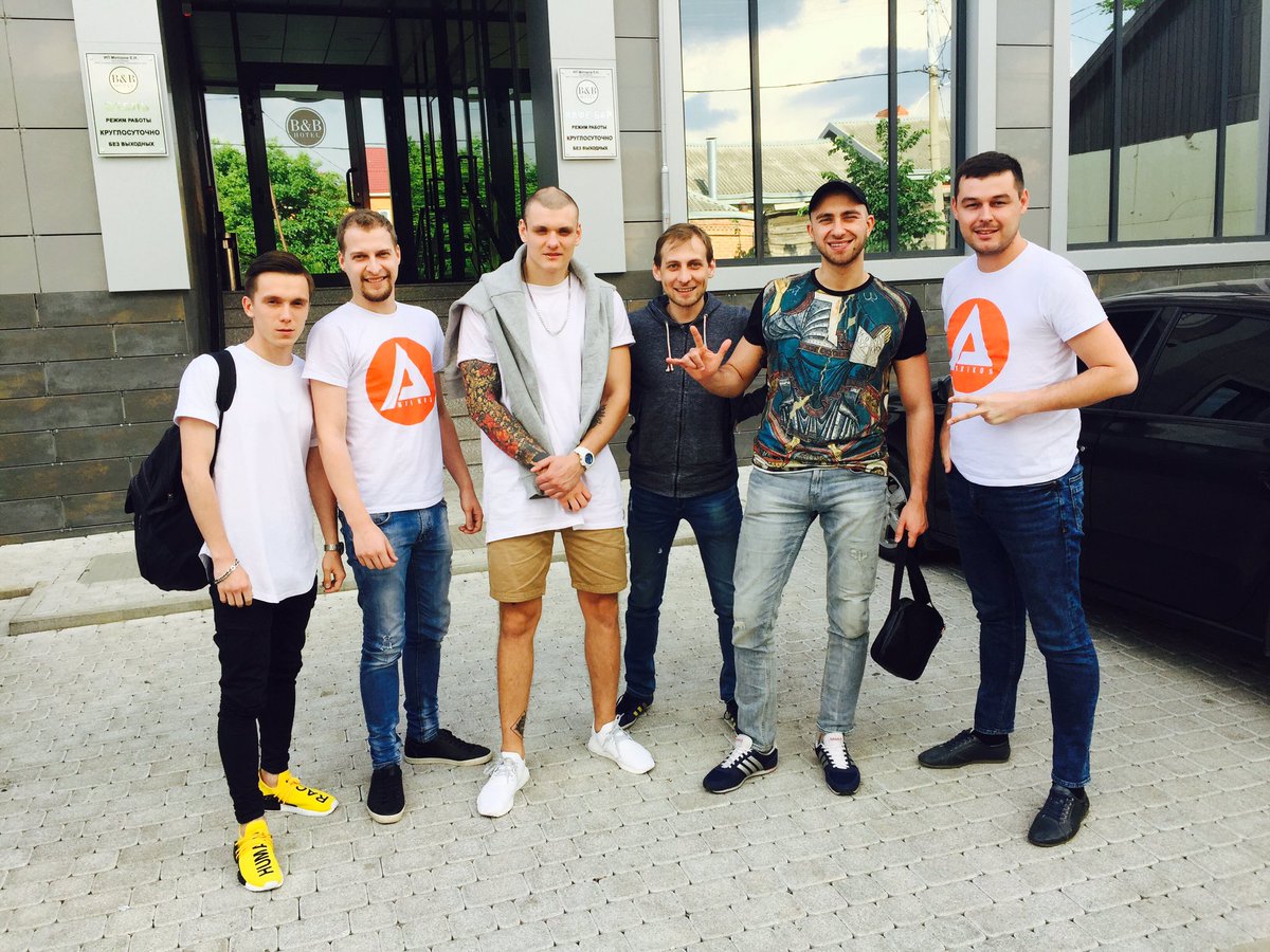 Ivaschenko_AL's tweet image. На месте!) Тони Раут @rautville &amp;amp; Гарри Топор @meistermakintosh. Сегодня вечером концерт в клубе "Мёд" @night_med. Будет 🔥🔥🔥