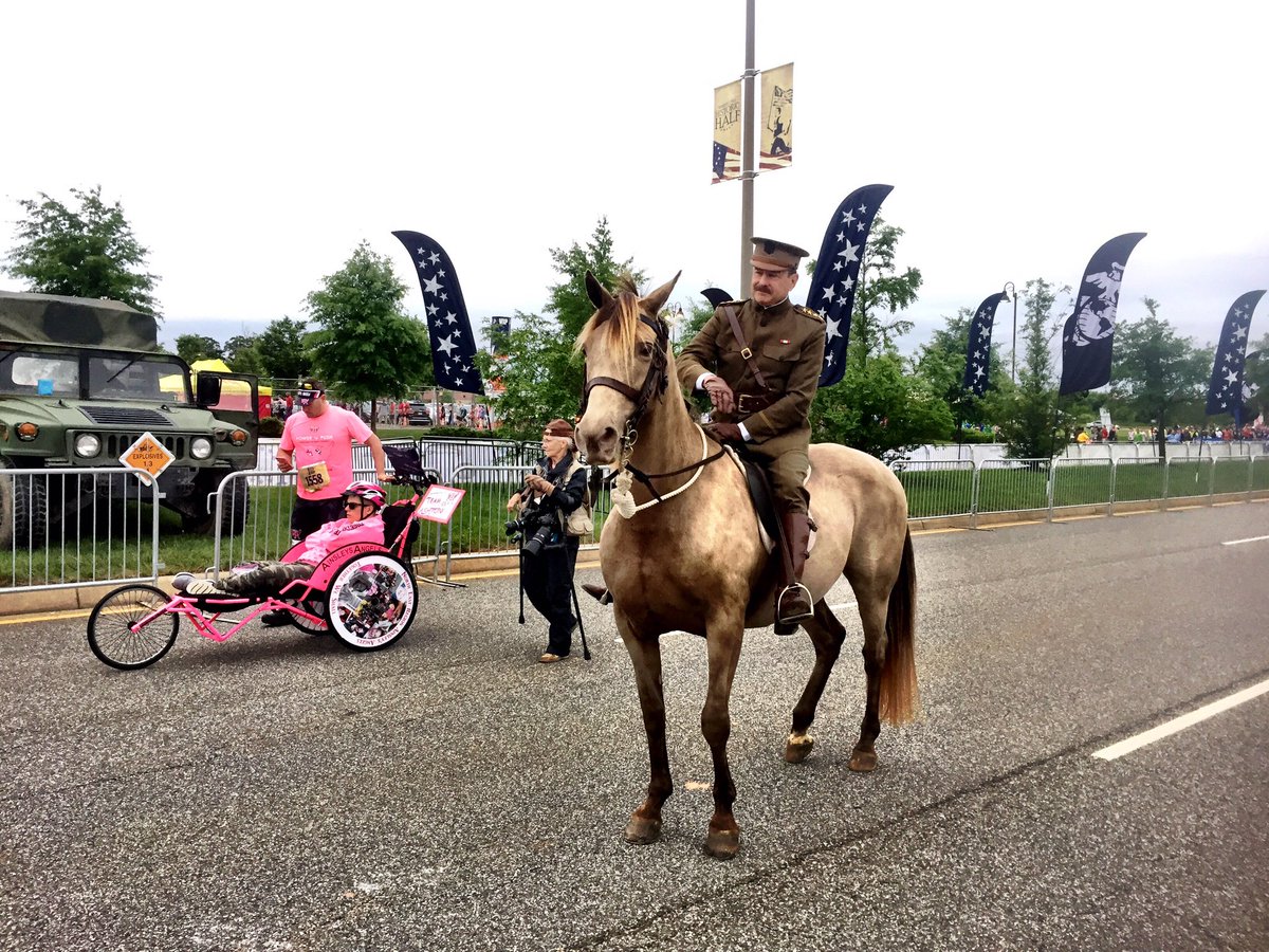 PeterCihelka's tweet photo. #flshalf #runwiththemarines https://t.co/5mEbp0myGV