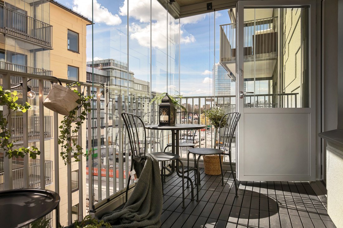 LRCVOUS's tweet photo. #InspirationDuDimanche : Un #balcon converti en #patio avec ces vitres ! Qui nous rejoint pour profiter du #soleil même l'hiver ?  #LRCV https://t.co/pu4mDY3WKR