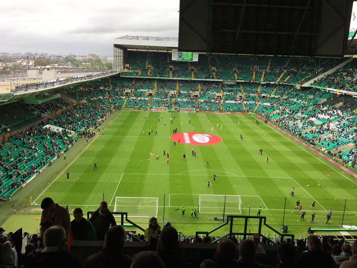 culbaire16's tweet photo. Trophy Day in Paradise @Celtic_LIVE https://t.co/pWxmg3SqNv