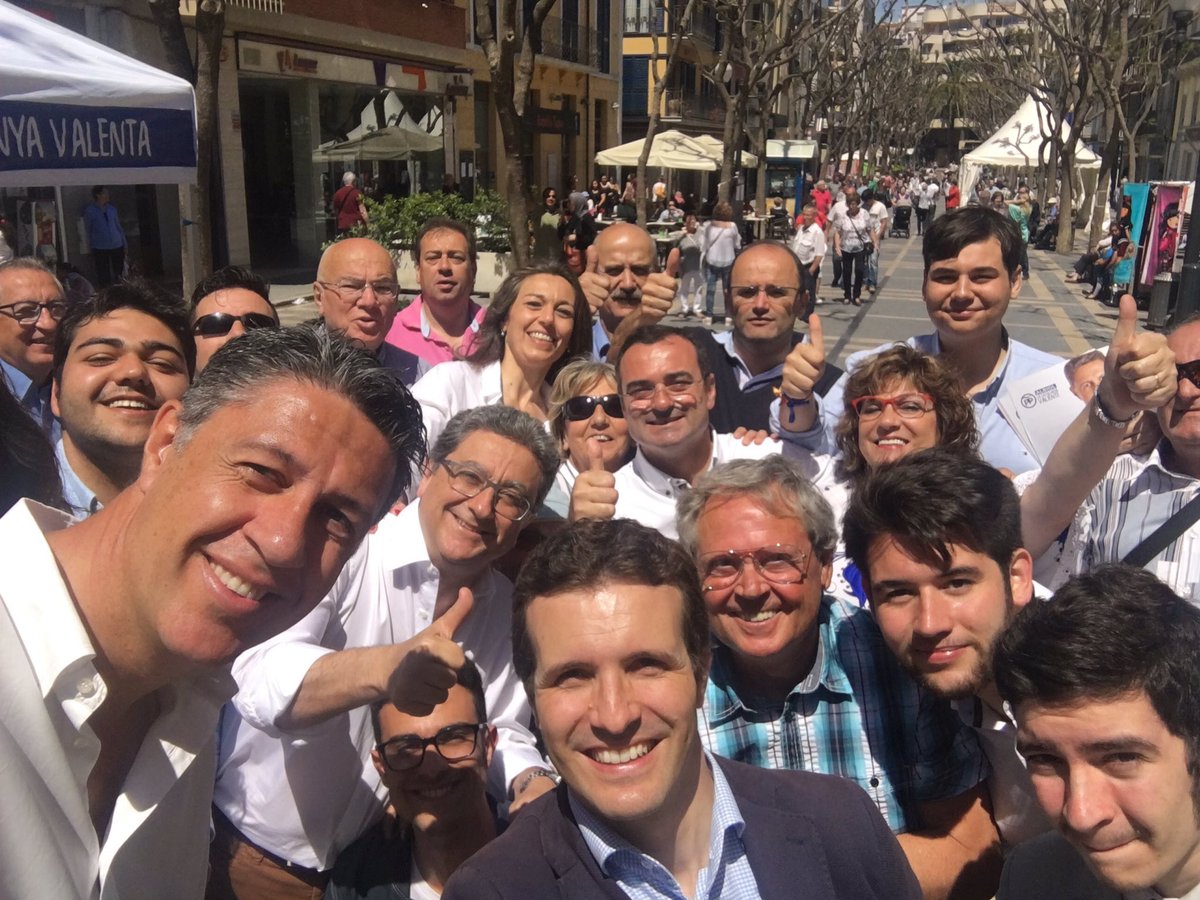 clubjuvenilppc's tweet photo. 😄☀️ ¡Buenos días! Hoy en Sant Feliu de Guíxols con @pablocasado_  y @Albiol_XG explicando a los vecinos la campaña #LaCatalunyaValiente 💪🏼 https://t.co/nuXzRXGBIv