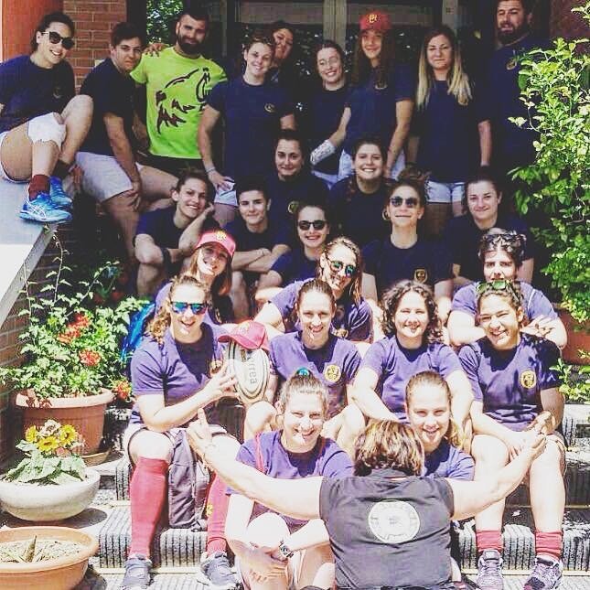 Il tempo delle attese è finito. Le ragazze si dirigono verso il campo da gioco per la semifinale di andata del campionato. In bocca al lupo