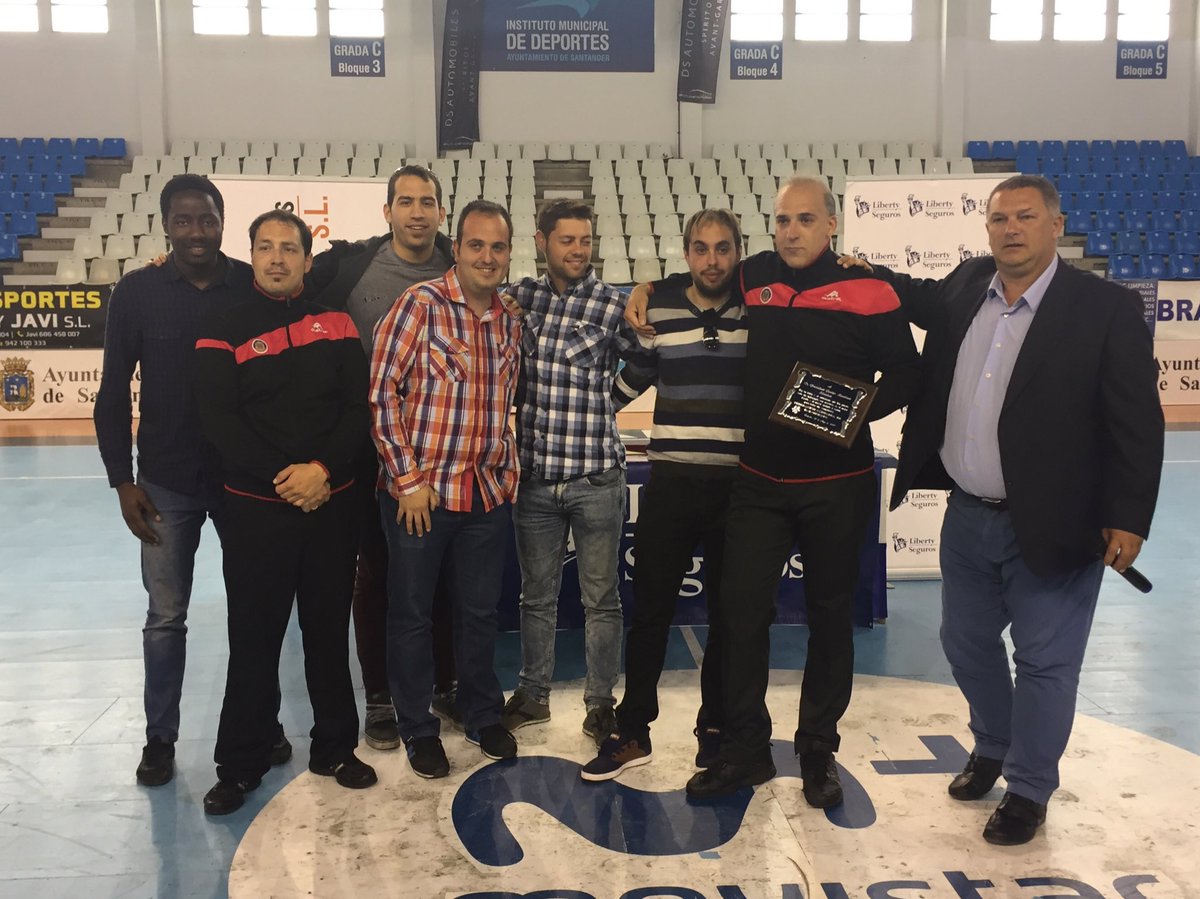 fcantabra's tweet photo. Nuestro árbitro Fco. Javier Martínez cuelga el silbato tras 25 años, hoy en su último partido, ha recibido el homenaje de sus compañeros https://t.co/pfHs28mCM4
