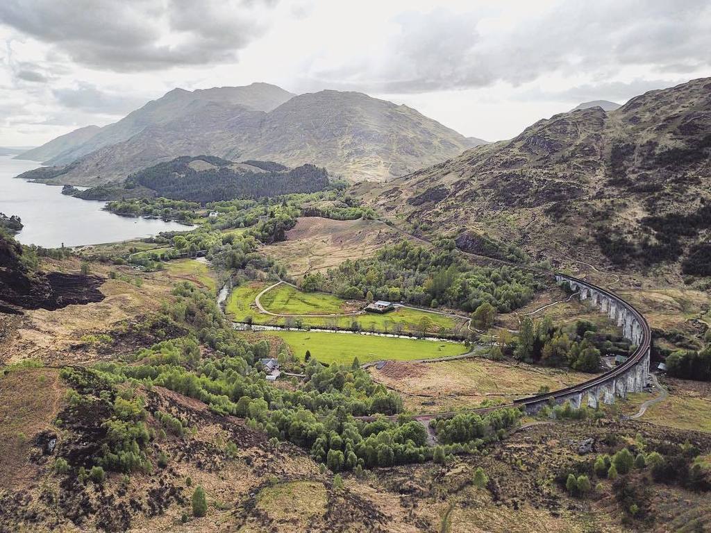krisfields's tweet photo. Waiting for the Hogwarts Express π #harrypotter #hogwartsexpress #neverreadthebook #glenfinnan #viaduct #highlands #scotland https://t.co/hoKvWOB4bu
