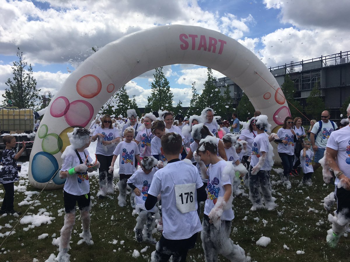 elbubblerush's tweet photo. And they are off! Our bubblers are making their way through a sea of bubbles to raise funds for our hospices. #bubblerush5k https://t.co/SKp2R1P4YL