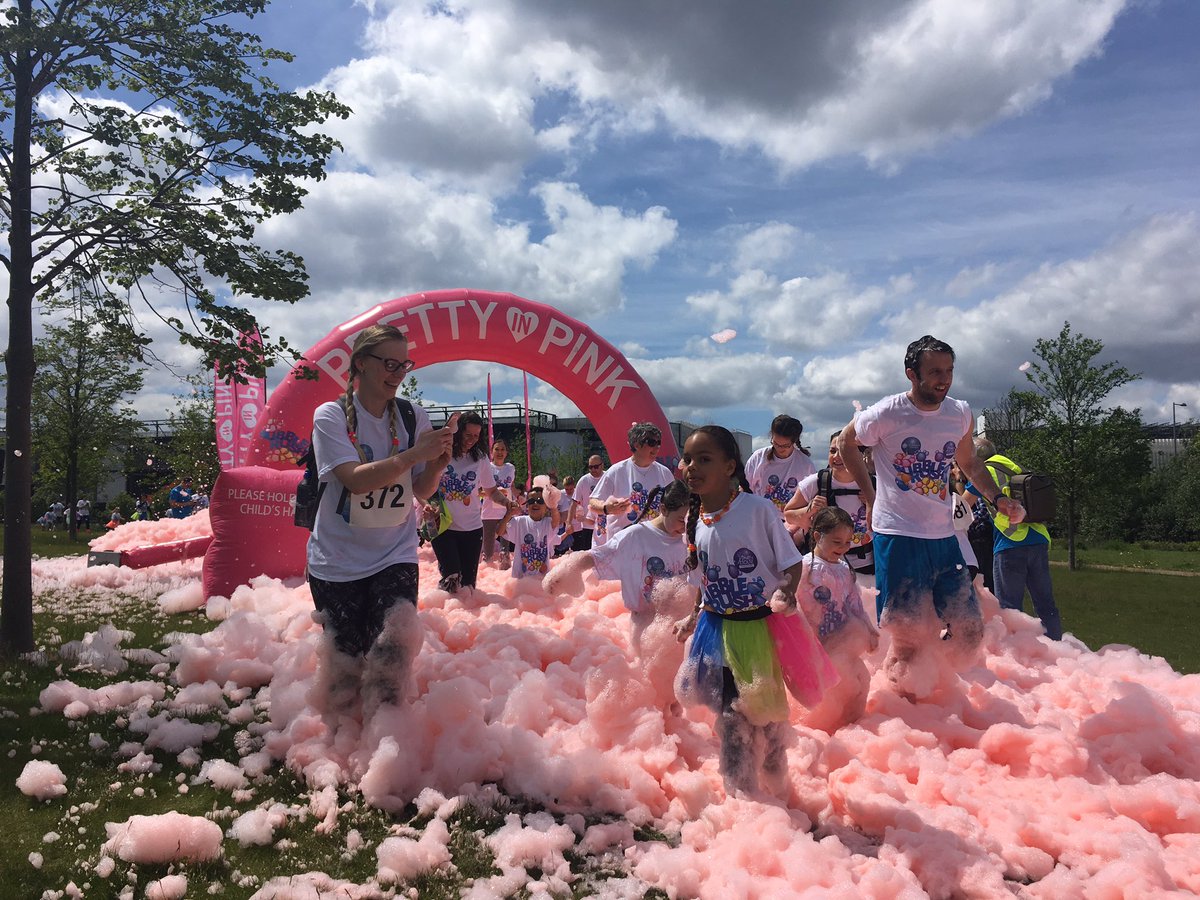 elbubblerush's tweet photo. And they are off! Our bubblers are making their way through a sea of bubbles to raise funds for our hospices. #bubblerush5k https://t.co/SKp2R1P4YL