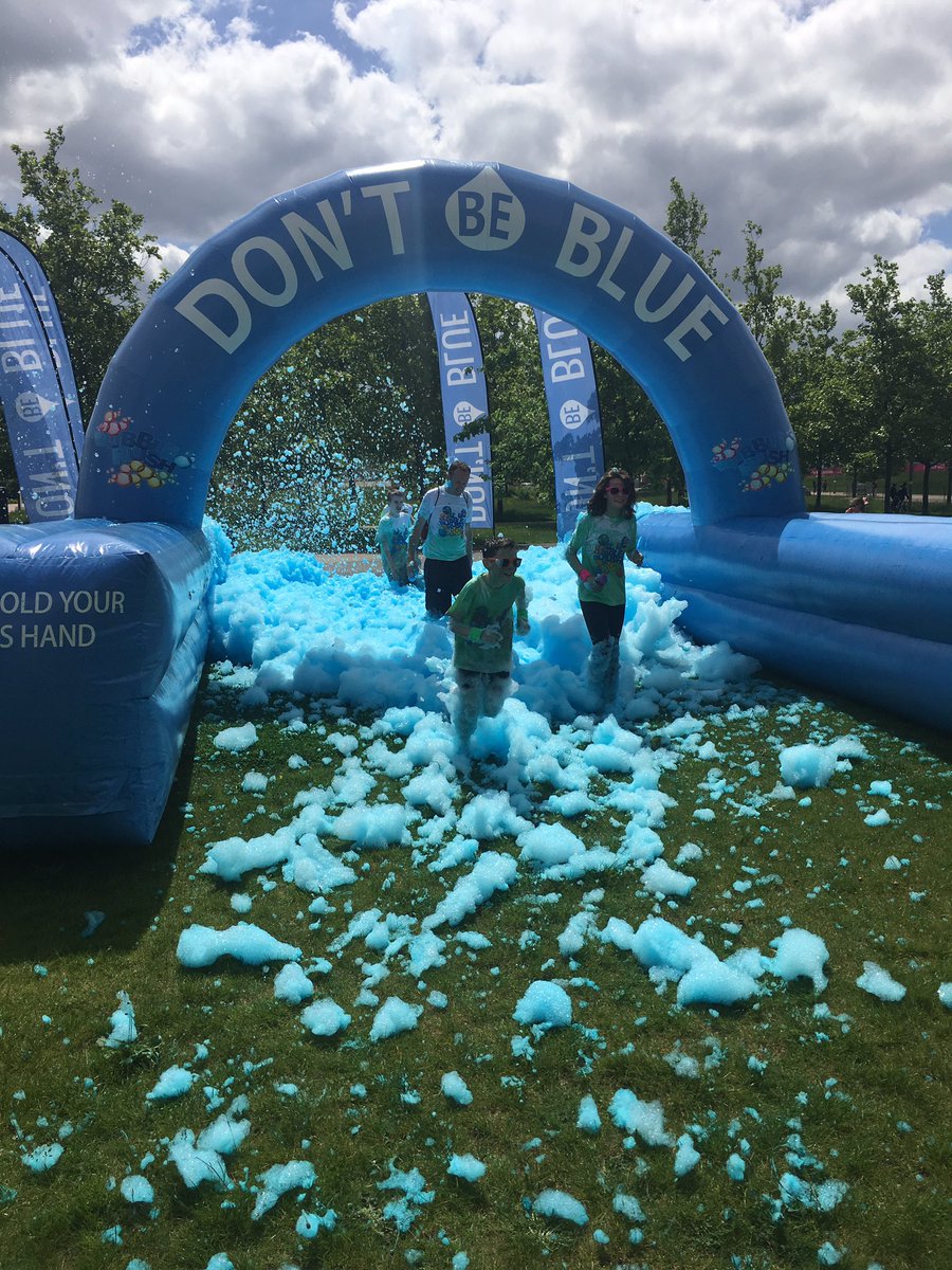 elbubblerush's tweet photo. And they are off! Our bubblers are making their way through a sea of bubbles to raise funds for our hospices. #bubblerush5k https://t.co/SKp2R1P4YL