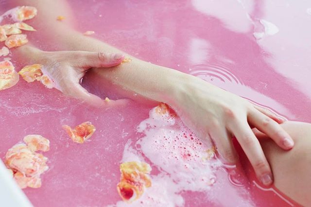 LushFr's tweet photo. Mignonne, allons voir si la rose dans ton bain est éclose... Émerveillez-vous avec #RoseBombshell🌹 (📸@lushcosmetics) https://t.co/P6x4lXxs9r https://t.co/D0BPwtUQ1q
