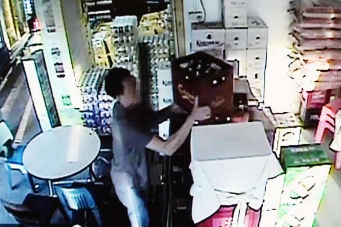 thenewpaper's tweet photo. Thief steals $800 worth of beer in Geylang, caught on CCTV https://t.co/fM4JPcee8N https://t.co/KU8pPEQBHX