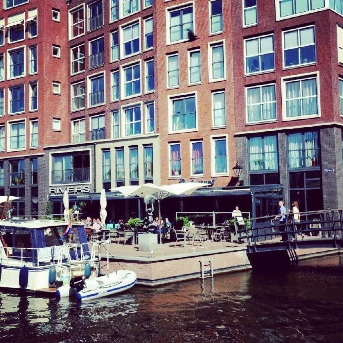Je zondag wordt gegarandeerd een succes op ons zonnige terras aan het water! #riversalkmaar