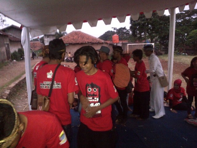 Berjabat tangan diantara sesama Panitia Gebyar Seni Reak #TetapSolid <a href="/ridwankamil/">Ridwan Kamil</a> <a href="/kennydewi/">kenny dewi kaniasari</a> <a href="/Sigitiskandar77/">sigit iskandar</a>