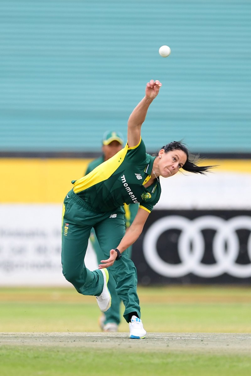 ProteasMenCSA's tweet photo. BOWLED HER!!! @kappie777 gets her first wicket as Meshram departs for 2. IND wmn 33/2 (11.3 ovs). #ProteasWomen 
#WomensQuadrangular https://t.co/Rhdqg8fAu7