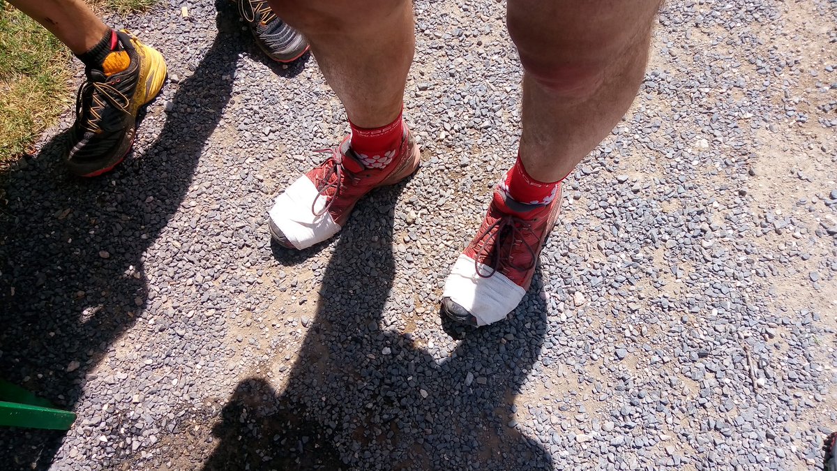 endoc32's tweet photo. #LaSportiva  deuxième paire bonne à jeter sur #Challengecathare ... a peine 1 an d'utilisation et mesh craqué de partout  #gestecommercial https://t.co/6hZkxiGA50