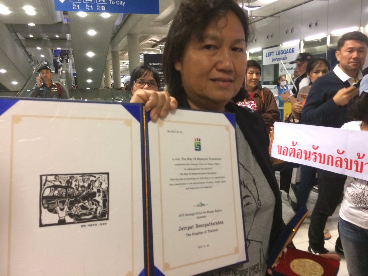 anuthee's tweet image. ครอบครัว 'ไผ่ ดาวดิน' เดินทางมาถึงกรุงเทพแล้ว พร้อมรางวัลกวางจูเพื่อสิทธิมนุษยชนของไผ่ ที่ไปรับมาแทนเจ้าตัว ที่ยังไม่ได้รับการประกันตัว