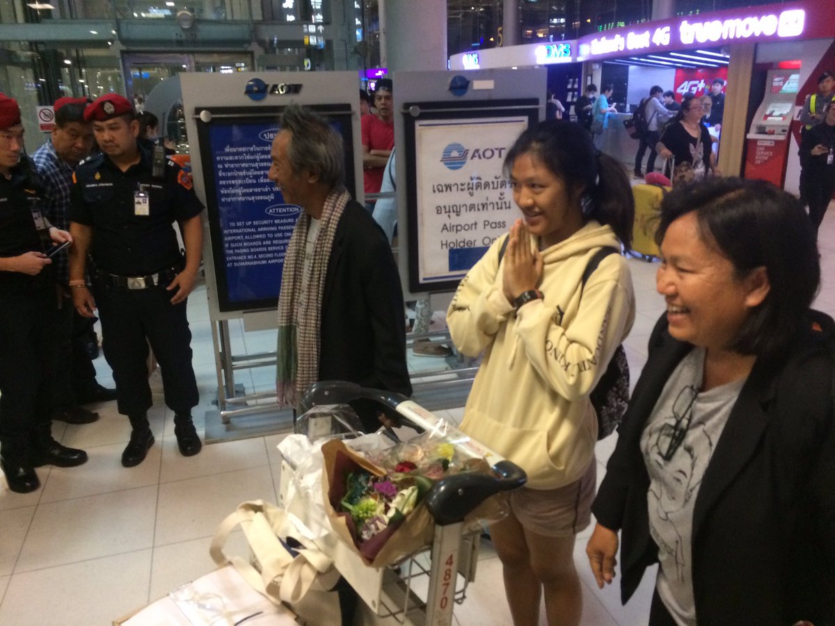 anuthee's tweet image. ครอบครัว 'ไผ่ ดาวดิน' เดินทางมาถึงกรุงเทพแล้ว พร้อมรางวัลกวางจูเพื่อสิทธิมนุษยชนของไผ่ ที่ไปรับมาแทนเจ้าตัว ที่ยังไม่ได้รับการประกันตัว