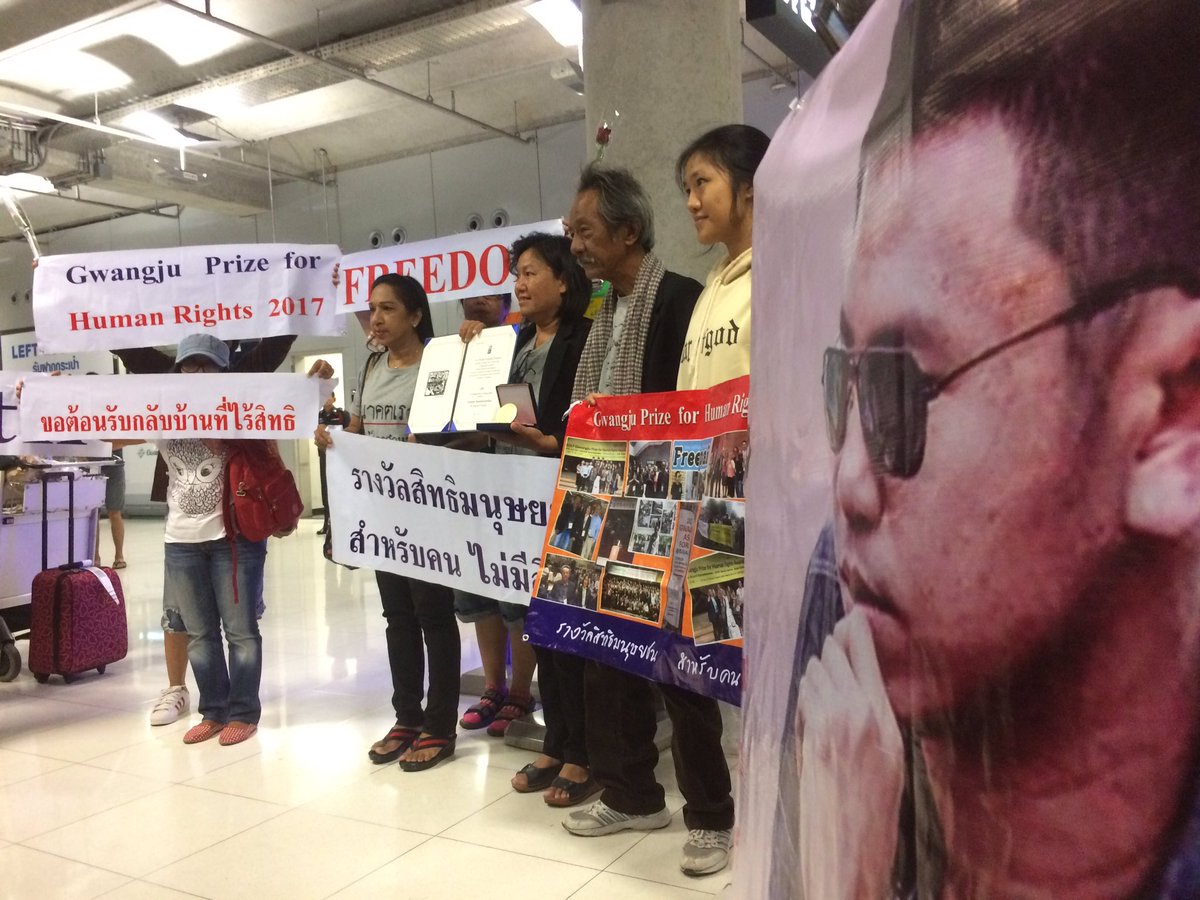 anuthee's tweet image. ครอบครัว 'ไผ่ ดาวดิน' เดินทางมาถึงกรุงเทพแล้ว พร้อมรางวัลกวางจูเพื่อสิทธิมนุษยชนของไผ่ ที่ไปรับมาแทนเจ้าตัว ที่ยังไม่ได้รับการประกันตัว