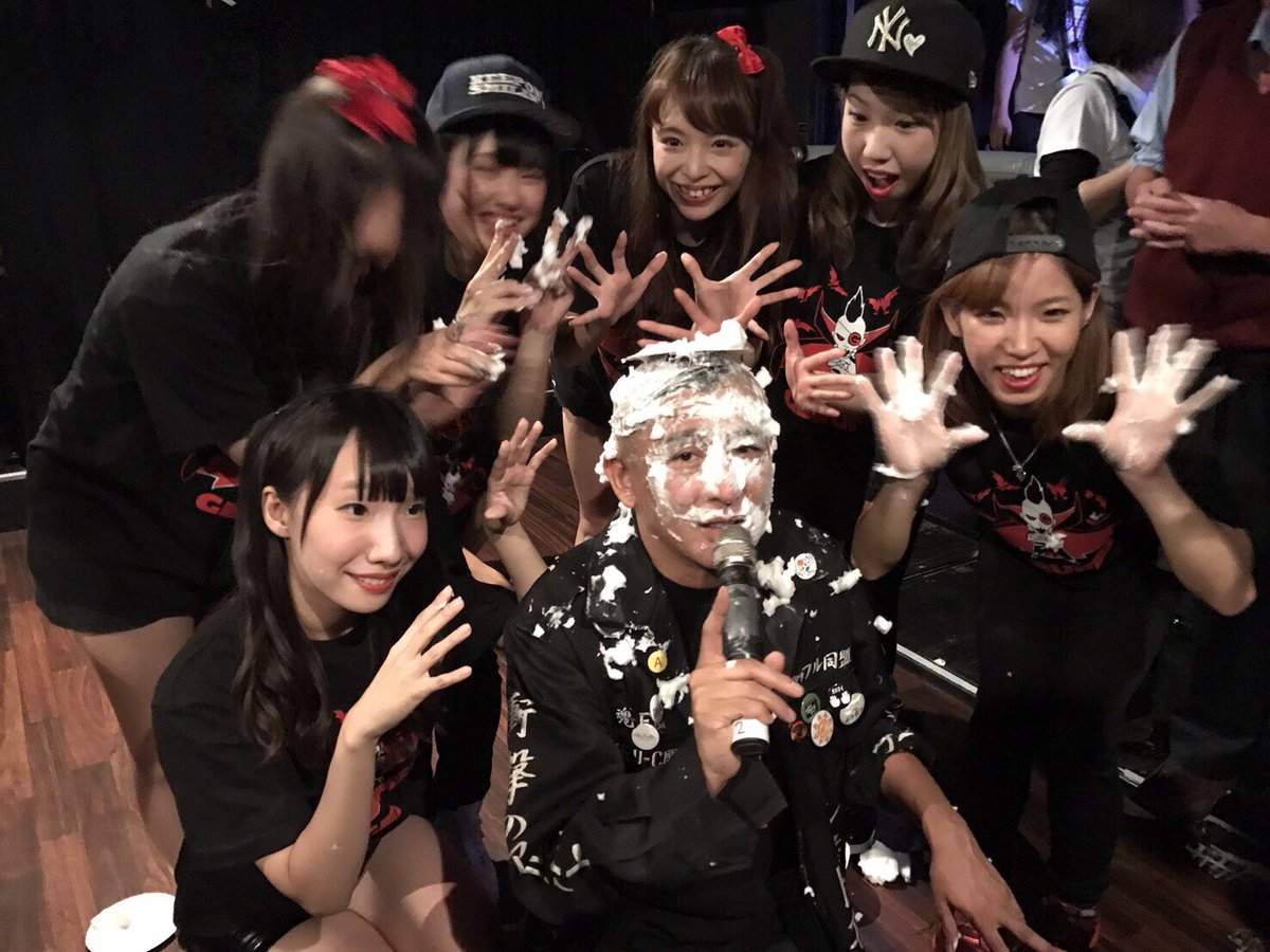 PV_stuff's tweet image. プロデューサーであるGERU-C閣下様。
時には厳しく、でも優しく熱くメンバーを指導してくださいました。
私も近くでしげるさんのライブに対する想いだったり、信念を目の当たりにして、すごく勉強になりました。
Phantom Voiceを引っ張ってくださってありがとうございました。