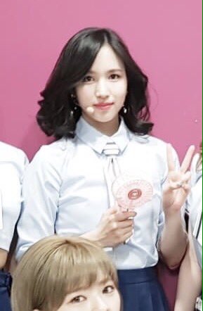 ok im sorta cackling @ mina & momo holding portable electricfans toward them and their hair just-