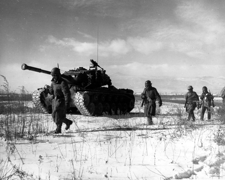 tankfeed's tweet photo. US Marines at the Battle of Chosin Reservoir (Korea, Dec 1950) supported by an M46 Patton tank https://t.co/piOt7m0dyC
