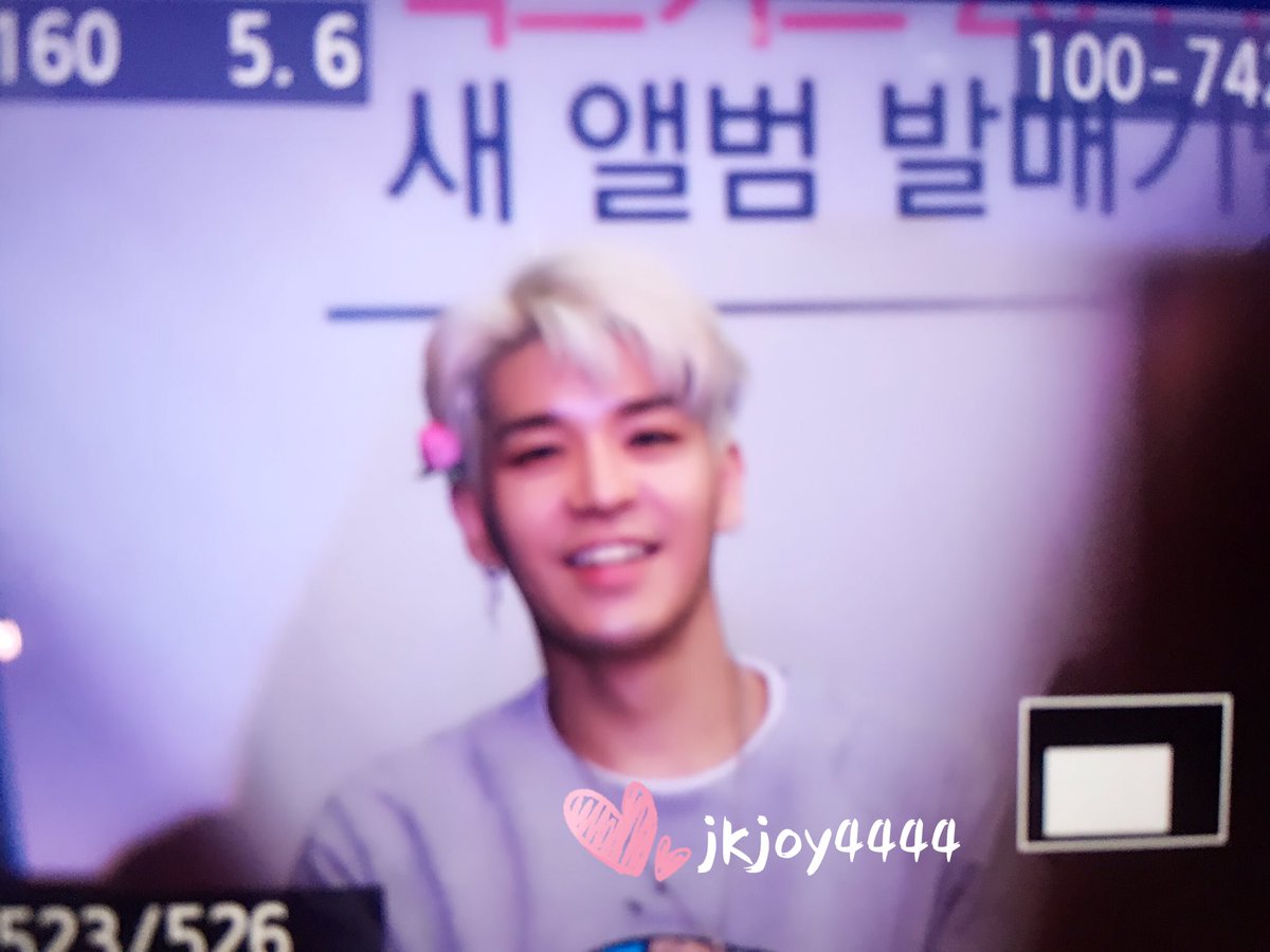 jkjoy4444's tweet photo. 20170521 东大门 签售会
#강성훈 #KANGSUNGHOON #젝스키스 #젝키 #姜成勋 #SHECSKIES https://t.co/jsq0Dqo8wO