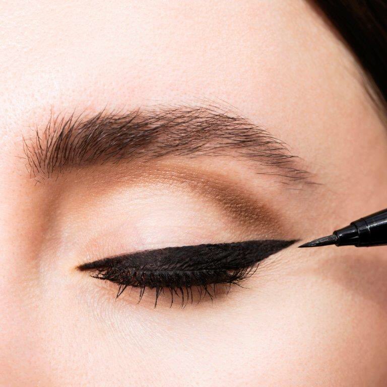 MAC_Mariam_K's tweet photo. High Precision liner using Brushstroke Liner ✔️✔️ #MACCosmetics
#Liner 
#MiddleEast 
#MariamKhairallah https://t.co/2iIpadvs6T