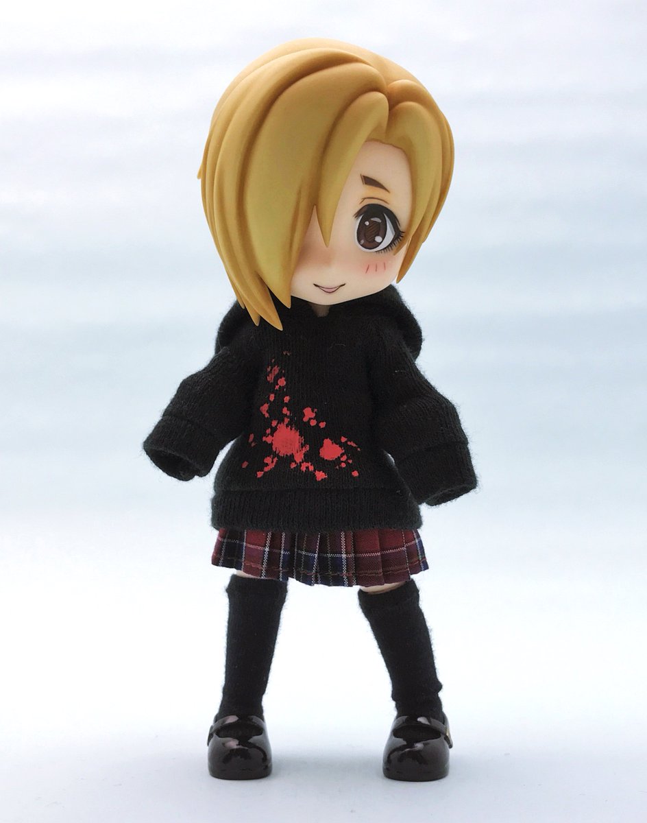 Twitter 上的 ぷりむらいだーあき りゅうりゅさん R2doll のパーカーを拝見した時に小梅 ちゃんにぴったりと思いましたので購入させていただきオビツ11仕様の小梅ちゃんにしてみました 血糊は布用マーカーマービーを使用してsuper Loversのコラボパーカーを参考に描い