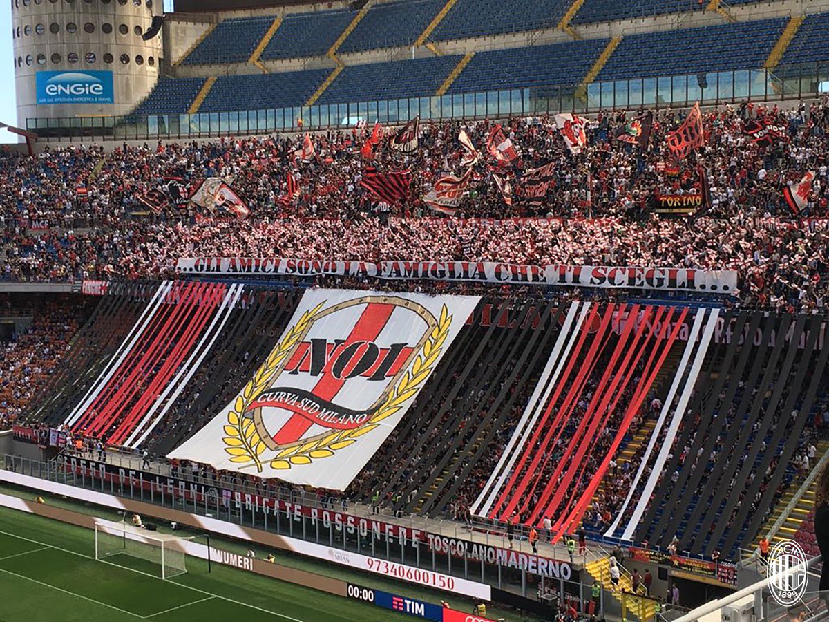 acmilan's tweet photo. 🎶 Forza lotta vincerai, non ti lasceremo mai! 🎶 
#ForzaMilan ❤️⚫️ https://t.co/YUwTdlWTQS